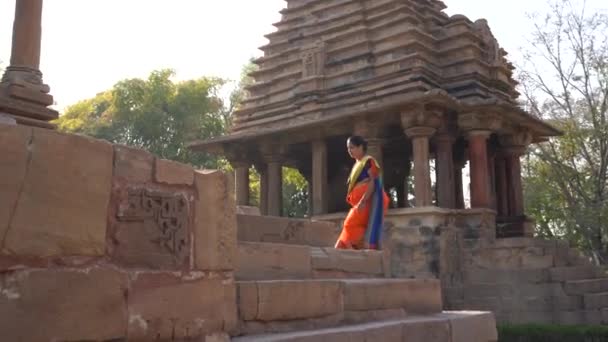 Женщина Турист Красочной Сари Прогулки Вокруг Храма Кхаджурахо Объект Всемирного — стоковое видео