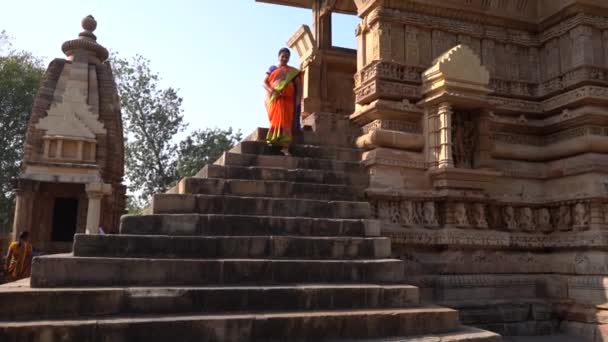 Turista Mujer Coloridos Paseos Saree Alrededor Del Templo Khajuraho Patrimonio — Vídeos de Stock