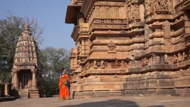Turista Mujer Coloridos Paseos Saree Alrededor Del Templo Khajuraho Patrimonio — Vídeo de stock