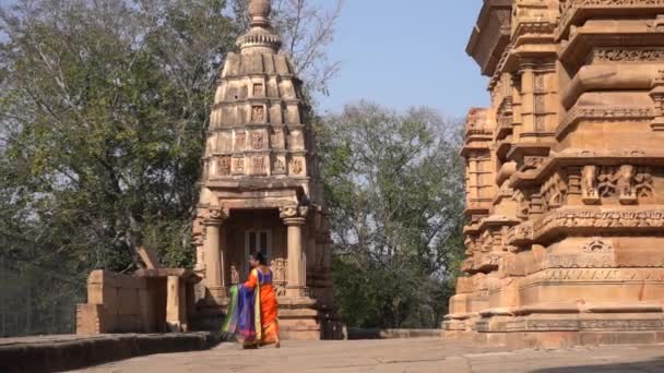 Turista Mujer Coloridos Paseos Saree Alrededor Del Templo Khajuraho Patrimonio — Vídeos de Stock