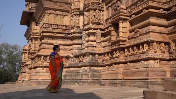 Vrouw Toerist Kleurrijke Saree Wandelingen Rond Khajuraho Tempel Unesco World — Stockvideo