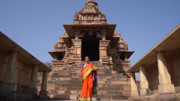 Perempuan Turis Dengan Warna Warni Berjalan Sekitar Kuil Khajuraho Situs — Stok Video