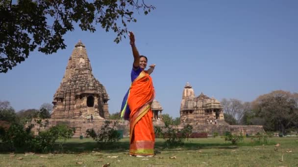 Mulher Turista Caminhadas Coloridas Saree Redor Templo Khajuraho Patrimônio Mundial — Vídeo de Stock