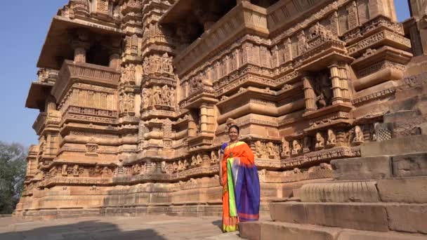 Perempuan Turis Dengan Warna Warni Berjalan Sekitar Kuil Khajuraho Situs — Stok Video