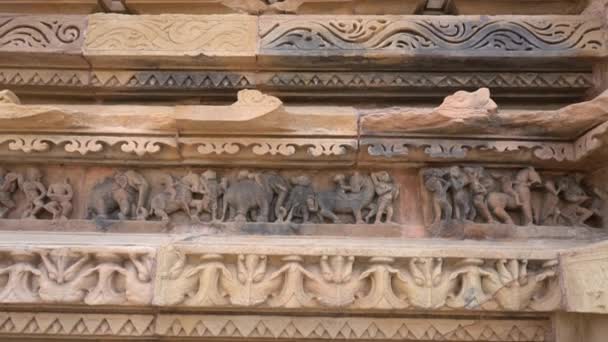 爱情伴侣的情色雕塑小组 外墙上的神话人物 Khajuraho神庙 联合国教科文组织世界遗产所在地 印度中央邦 — 图库视频影像