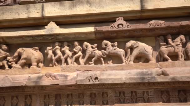 Tafeln Mit Erotischen Skulpturen Von Liebespaaren Mythischen Figuren Den Außenwänden — Stockvideo