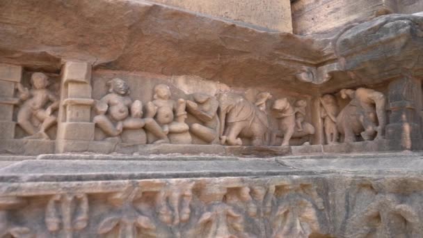 Панелі Еротичних Скульптур Закоханої Пари Міфічні Постаті Зовнішніх Стінах Храм — стокове відео