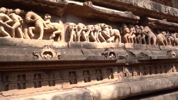 Paneler Erotiska Skulpturer Kärleksfulla Par Mytomspunna Figurer Ytterväggar Khajuraho Temple — Stockvideo