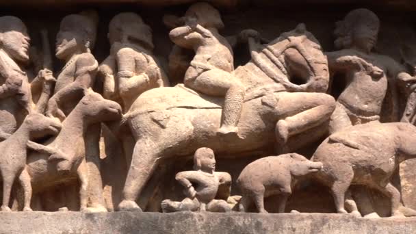 Группы Эротических Скульптур Любящей Пары Мифические Фигуры Внешних Стенах Храм — стоковое видео