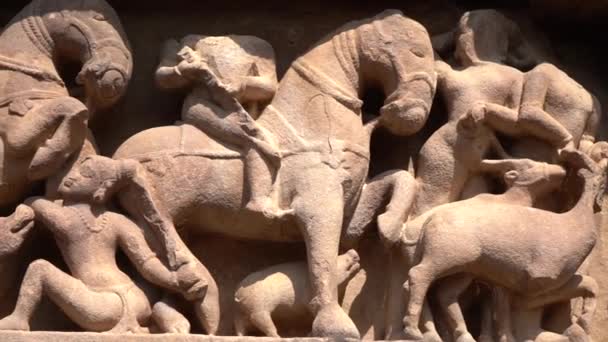 愛のカップルのエロ彫刻のパネル 外壁の神話の人物 Kajuraho ユネスコ世界遺産 マディヤ プラデシュ州 インド — ストック動画