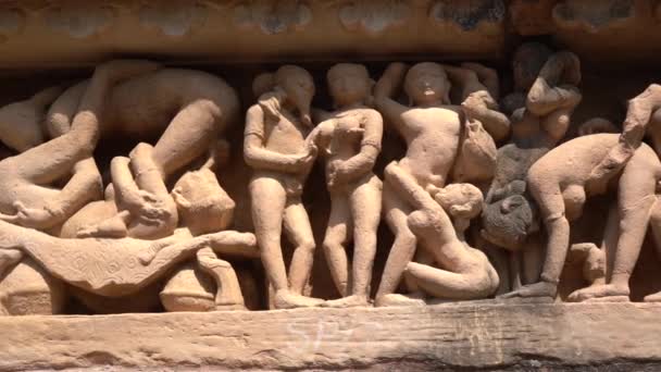 Tafeln Mit Erotischen Skulpturen Von Liebespaaren Mythischen Figuren Den Außenwänden — Stockvideo