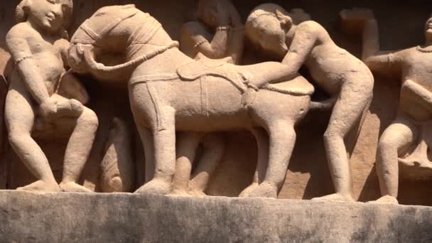 Panele Erotycznych Rzeźb Kochającej Pary Mityczne Postacie Zewnętrznych Murach Świątynia — Wideo stockowe