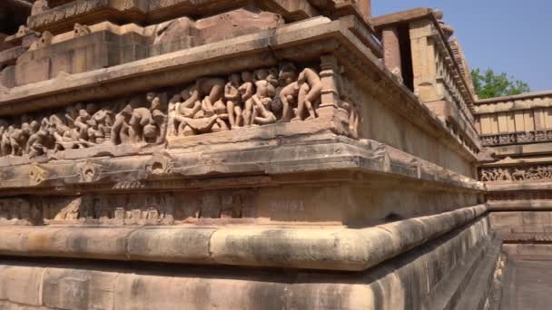사랑하는 부부의 에로틱 조각들 신화적 인물들 유네스코 인도의 프라데 — 비디오