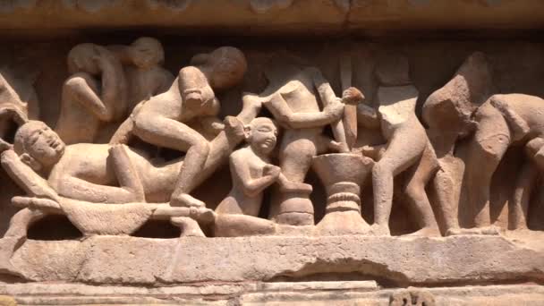 爱情伴侣的情色雕塑小组 外墙上的神话人物 Khajuraho神庙 联合国教科文组织世界遗产所在地 印度中央邦 — 图库视频影像