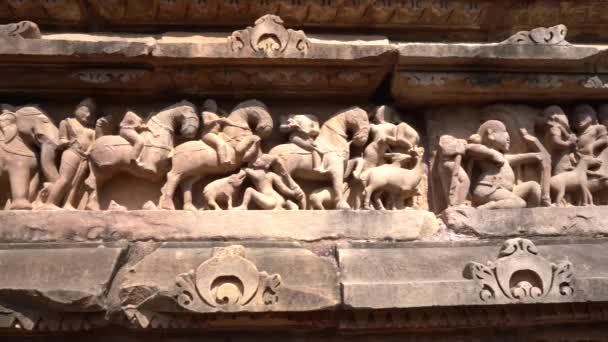 Panele Erotycznych Rzeźb Kochającej Pary Mityczne Postacie Zewnętrznych Murach Świątynia — Wideo stockowe