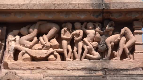 Paneles Esculturas Eróticas Pareja Amorosa Figuras Míticas Las Paredes Exteriores — Vídeo de stock