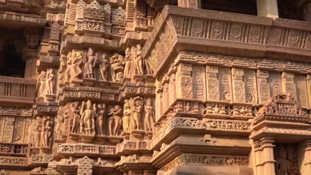 Paneler Erotiske Skulpturer Kjærlige Par Mytiske Figurer Ytterveggene Khajuraho Tempelet – stockvideo