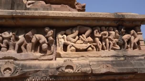 Panelen Van Erotische Sculpturen Van Liefdevol Paar Mythische Figuren Buitenmuren — Stockvideo