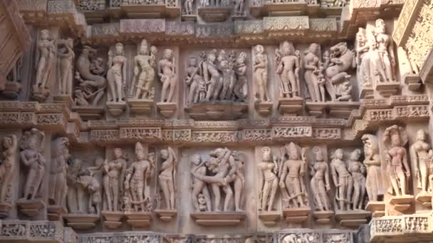 愛のカップルのエロ彫刻のパネル 外壁の神話の人物 Kajuraho ユネスコ世界遺産 マディヤ プラデシュ州 インド — ストック動画