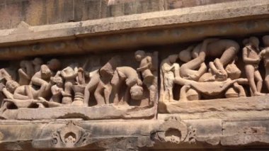 Erotik çift heykelleri, dış duvarlarda efsanevi figürler, Khajuraho Tapınağı, UNESCO Dünya Mirası Sitesi, Madhya Pradesh, Hindistan