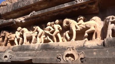 Erotik çift heykelleri, dış duvarlarda efsanevi figürler, Khajuraho Tapınağı, UNESCO Dünya Mirası Sitesi, Madhya Pradesh, Hindistan