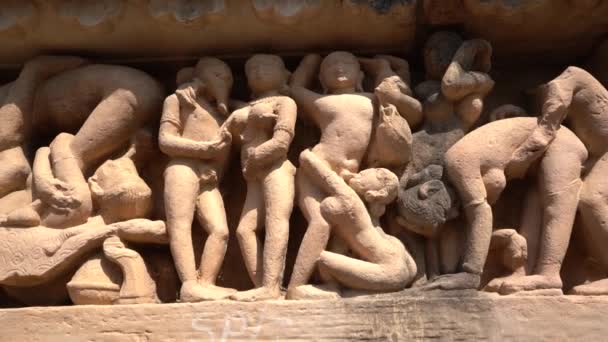 Paneles Esculturas Eróticas Pareja Amorosa Figuras Míticas Las Paredes Exteriores — Vídeo de stock