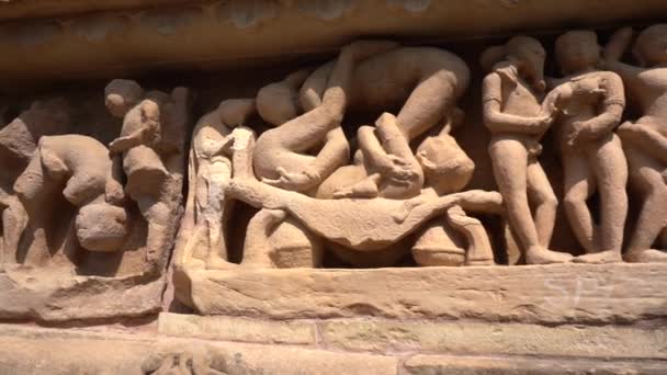 Panelen Van Erotische Sculpturen Van Liefdevol Paar Mythische Figuren Buitenmuren — Stockvideo