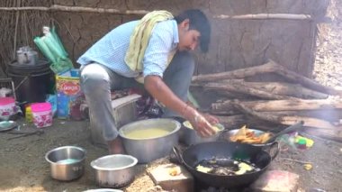 ALIRAJPUR, MADHYA PRADESH, INDIA, 15 Mart 2022: Bhagoria Haat Festivali olarak da bilinen Bhagoria kabile festivalinde çeşitli mallar satan tedarikçi.