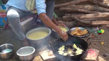 ALIRAJPUR, MADHYA PRADESH, INDIA, 15 Mart 2022: Bhagoria Haat Festivali olarak da bilinen Bhagoria kabile festivalinde çeşitli mallar satan tedarikçi.