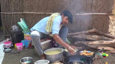 ALIRAJPUR, MADHYA PRADESH, INDIA, 15 Mart 2022: Bhagoria Haat Festivali olarak da bilinen Bhagoria kabile festivalinde çeşitli mallar satan tedarikçi.