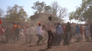 ALIRAJPUR, MADHYA PRADESH, INDIA, 15 Mart 2022: Kabile halkı Bhagoria kabile festivali sırasında bir araya geldi.