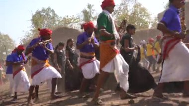 ALIRAJPUR, MADHYA PRADESH, INDIA, 15 Mart 2022: Kabile halkı Bhagoria kabile festivali sırasında bir araya geldi.