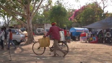 ALIRAJPUR, MADHYA PRADESH, INDIA, 15 Mart 2022: Bhagoria Haat Festivali olarak da bilinen Bhagoria kabile festivalinde çeşitli mallar satan tedarikçi.