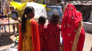 ALIRAJPUR, MADHYA PRADESH, INDIA, 15 Mart 2022: Bhagoria Haat Festivali olarak da bilinen Bhagoria kabile festivalinde çeşitli mallar satan tedarikçi.