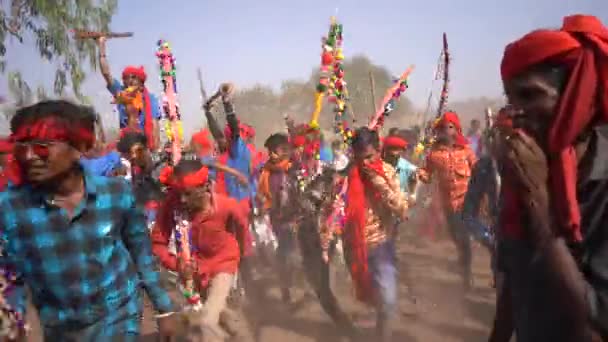 アルジャビール マダヤ プレデシュ インド March 2022 バガゴリア部族の祭典中に集まった部族の人々 このフェスティバルでは 結婚前にパートナーを選択する若い男の子と女の子 — ストック動画