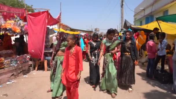 アルジャビール マダヤ プレデシュ インド March 2022 バガゴリア部族の祭典中に集まった部族の人々 このフェスティバルでは 結婚前にパートナーを選択する若い男の子と女の子 — ストック動画