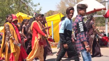 ALIRAJPUR, MADHYA PRADESH, INDIA, 15 Mart 2022: Kabile halkı Bhagoria kabile festivali sırasında bir araya geldi.