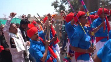 ALIRAJPUR, MADHYA PRADESH, INDIA, 15 Mart 2022: Kabile halkı Bhagoria kabile festivali sırasında bir araya geldi.