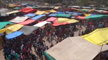 ALIRAJPUR, MADHYA PRADESH, INDIA, 15 Mart 2022: Kabile halkı Bhagoria kabile festivali sırasında bir araya geldi.