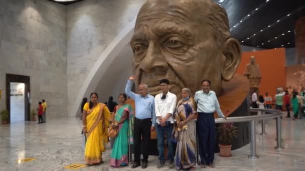 Narmada Gujarat India Maart 2022 Toeristen Museum Galerie Het Standbeeld — Stockvideo
