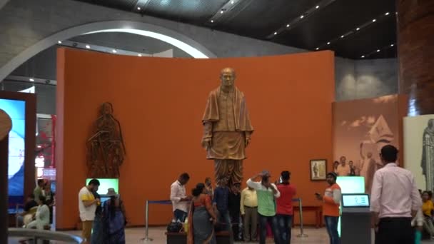 Narmada Gujarat India Marca 2022 Turyści Muzeum Lub Galerii Wewnątrz — Wideo stockowe