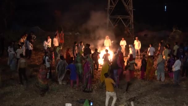 2022年3月17日 ナラマダ ガイア インド ホリカ ダハンの祭典で儀式を祝う人々 — ストック動画