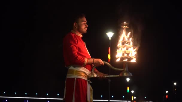 Narmada Gujarat India Maart 2022 Priesters Rood Gewaad Bidden Van — Stockvideo