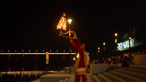 2022年3月17日 ナラマダ ガイア インド 2022年3月17日 ナマラダ川を礼拝するためにナマラダと呼ばれる夜の光の儀式中に 赤いローブの司祭が神聖な川を祈る — ストック動画