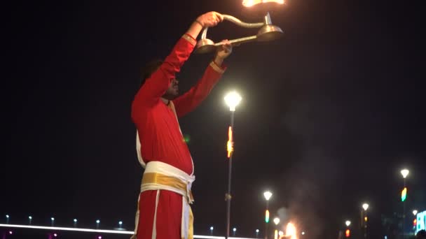 2022年3月17日 瓜亚拉特邦 Narmada 在名为Narmada Aarti的晚祷仪式上 身穿红色长袍的牧师在神圣的Narmada河祈祷 崇拜Narmada河 — 图库视频影像
