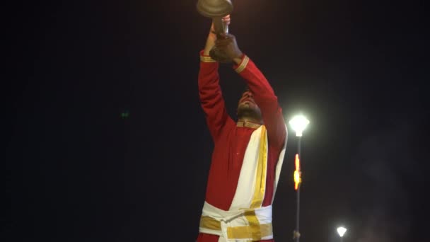 나르마다 구아랏 2022년 17일 사제들은 나르마다 예배하기 나르마다라고 불리는 나르마다 — 비디오