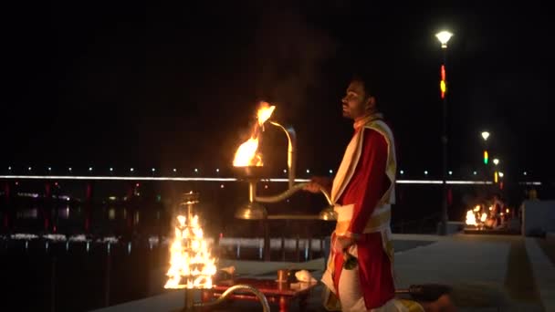 Narmada Gujarat Indien März 2022 Priester Rotem Gewand Beten Den — Stockvideo