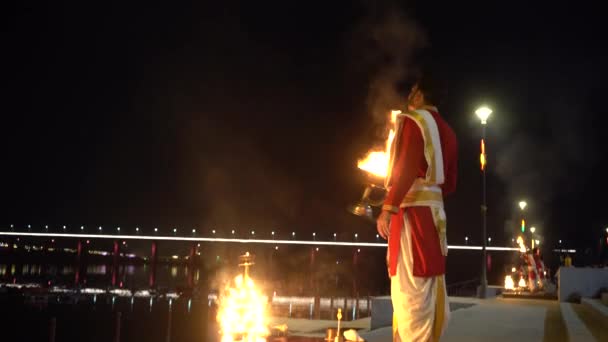 Нармада Гуджарат Индия Марта 2022 Года Священники Красном Халате Молятся — стоковое видео