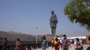 NARMADA, GUJARAT, INDIA, 17 Mart 2022: Hint bağımsızlık lideri Sardar Vallabhbhai Patel 'in dünyanın en uzun heykeli olan Birlik Heykeli' ni ziyaret eden turistler.