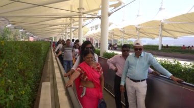 NARMADA, GUJARAT, INDIA, 17 Mart 2022: Hint bağımsızlık lideri Sardar Vallabhbhai Patel 'in dünyanın en uzun heykeli olan Birlik Heykeli' ni ziyaret eden turistler.